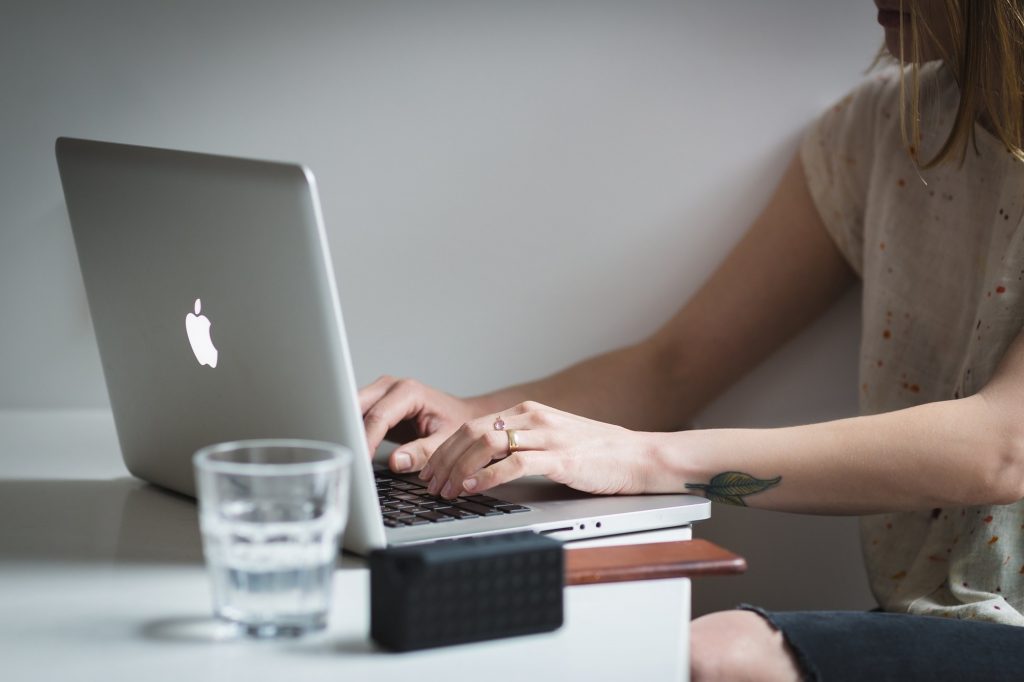 woman_laptop_research